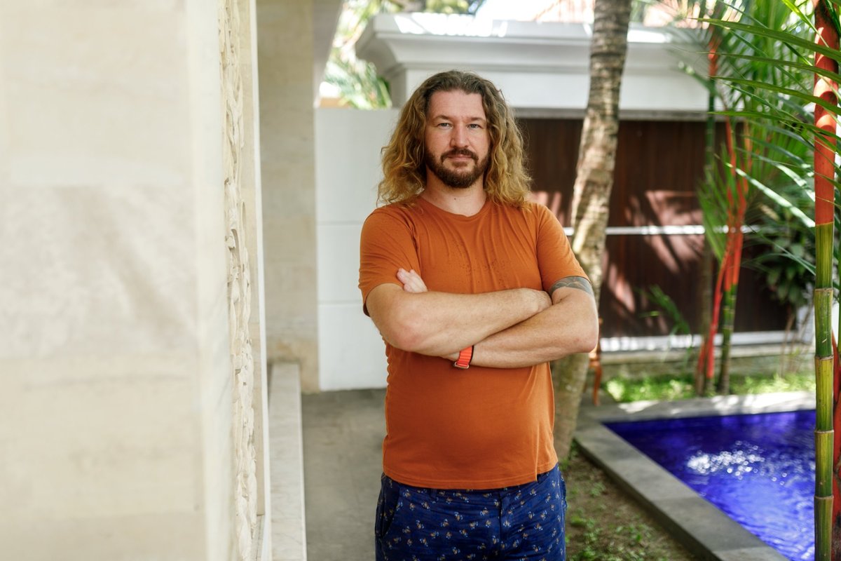 Юрий Солар — основатель 4BOS, студии AI-автоматизации